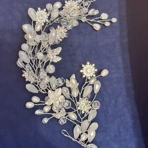 Source Unknown Elegant Silver and White Floral Hairpiece
